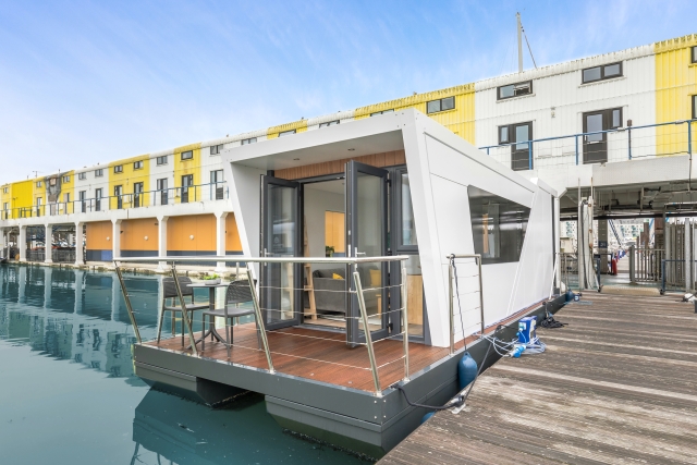 Premier Halcyon Waterlodge Floating Apartment (New)