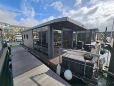 Waterlodge 5 Floating Home & Apartment