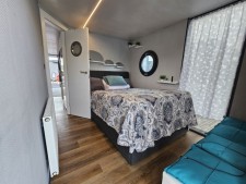 Waterlodge 5 Floating Home & Apartment