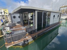 Waterlodge 5 Floating Home & Apartment