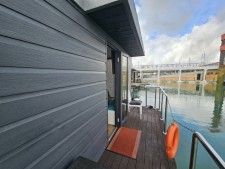 Waterlodge 5 Floating Home & Apartment