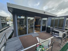 Waterlodge 5 Floating Home & Apartment