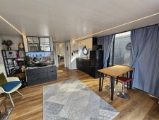 Waterlodge 5 Floating Home & Apartment